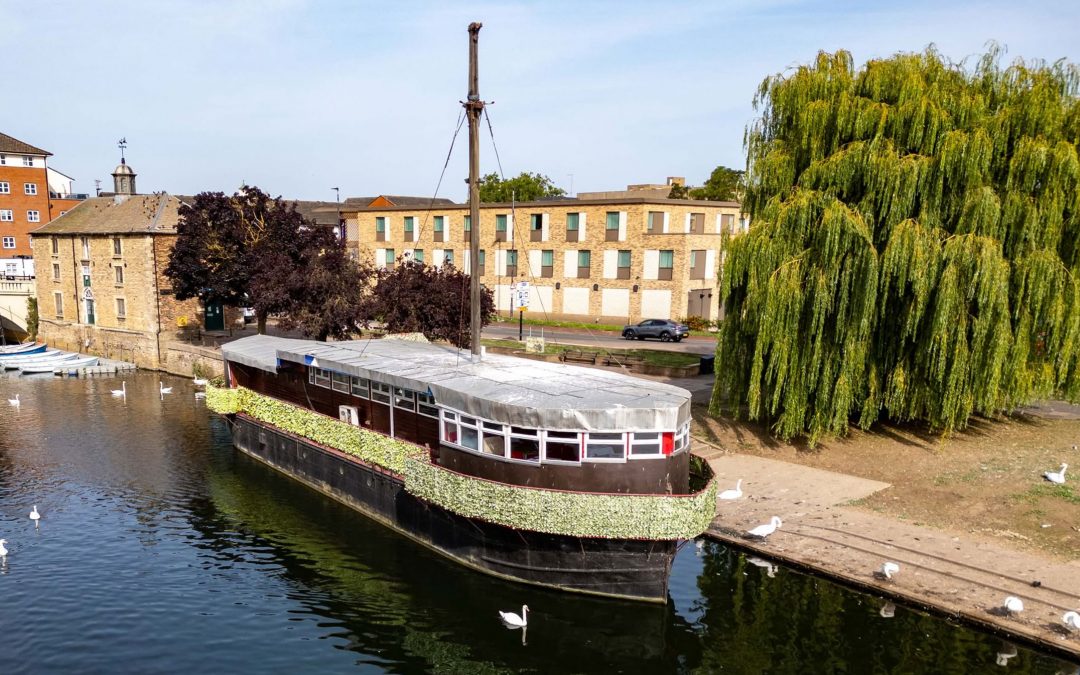 Charter’s Bar – Floating Pub